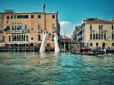 Ý Nghĩa Nhân Văn Của Đôi Bàn Tay Kì Lạ Mọc Lên Từ Dưới Kênh Ở Venice